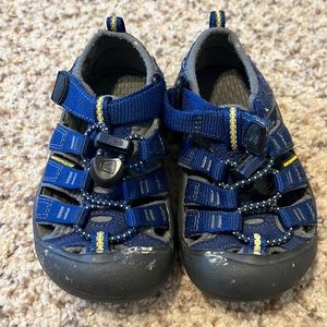 KEEN sandals, size 8 toddler boy, in navy